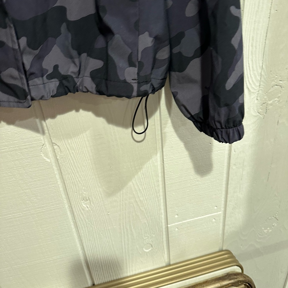 Old Navy Lightweight Water Resistant Jacket - Picture 3 of 10